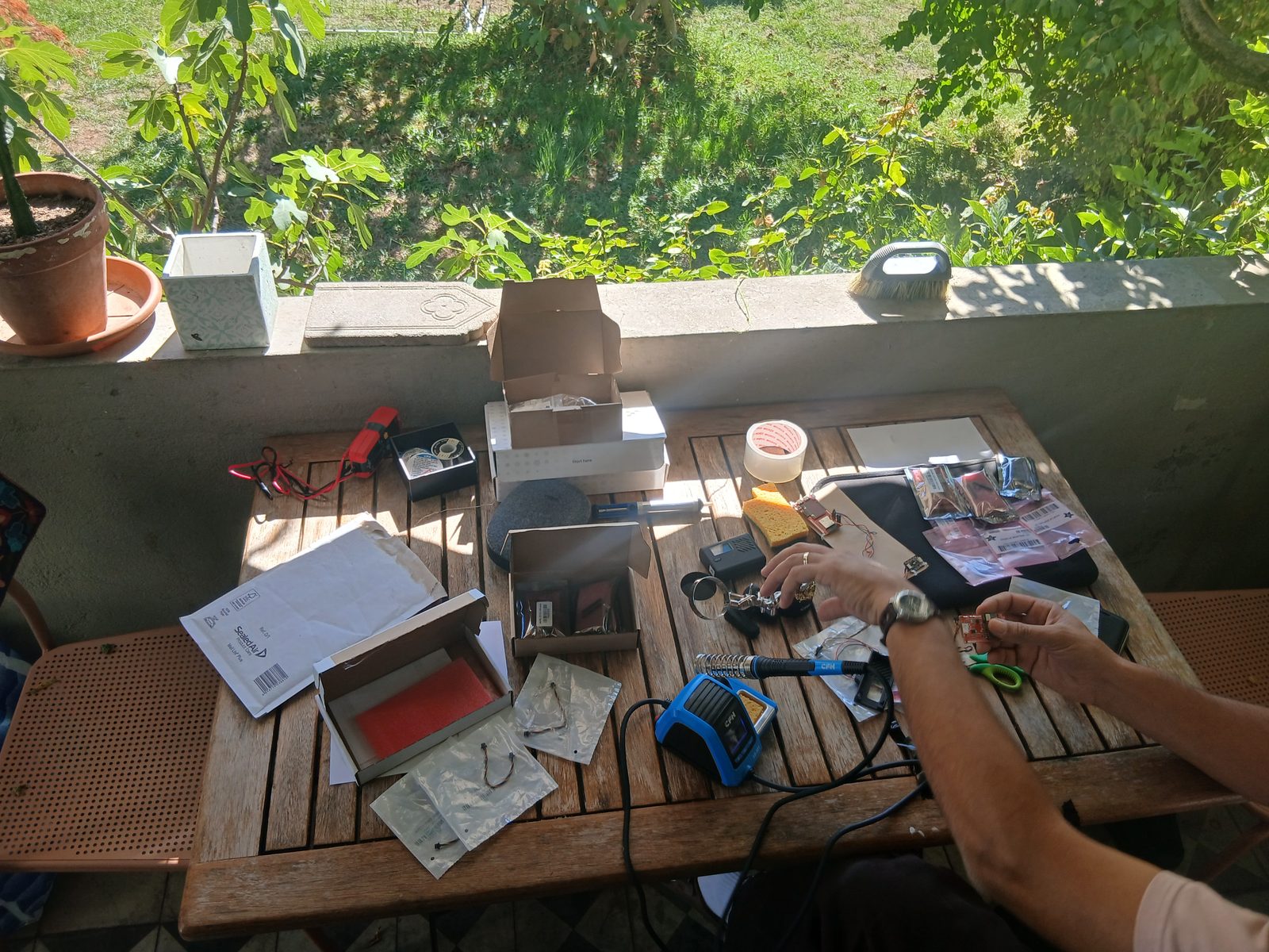 Le matériel se construit à l'atelier, pièce par pièce.
