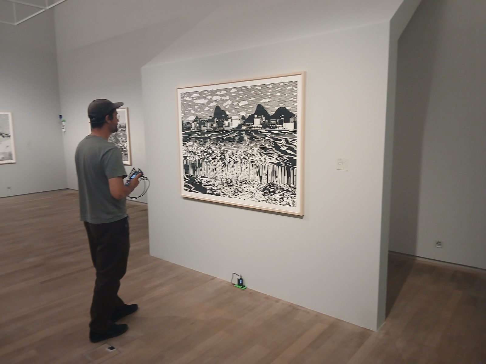 Musée Jenisch, juin 2026. Le visiteur regarde, marche, s'arrête : la pièce le suit.