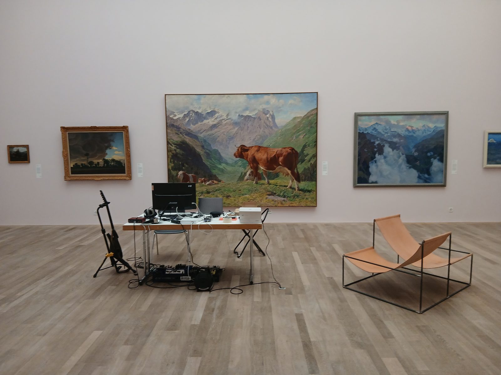 Musée Jenisch, Vevey. La pièce se compose dans la salle, au milieu des tableaux.