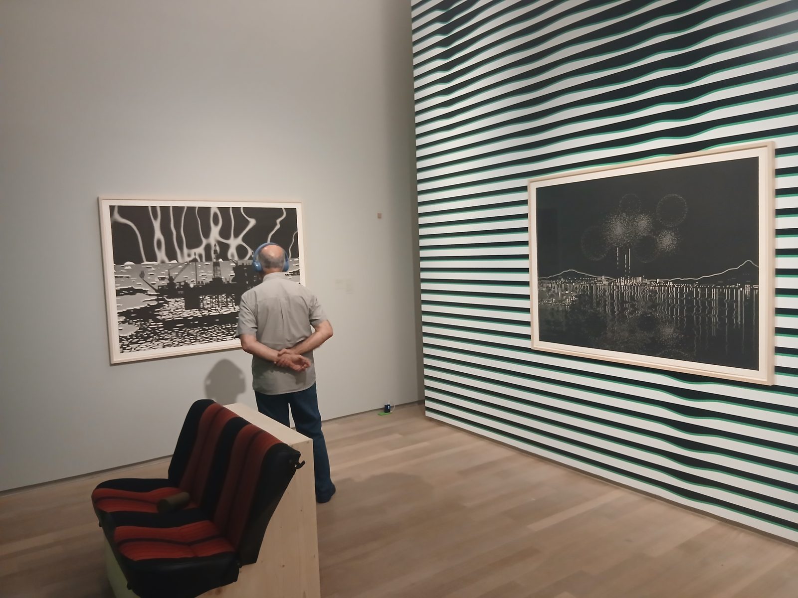 Le visiteur marche entre les gravures ; rien à regarder d'autre que les œuvres.