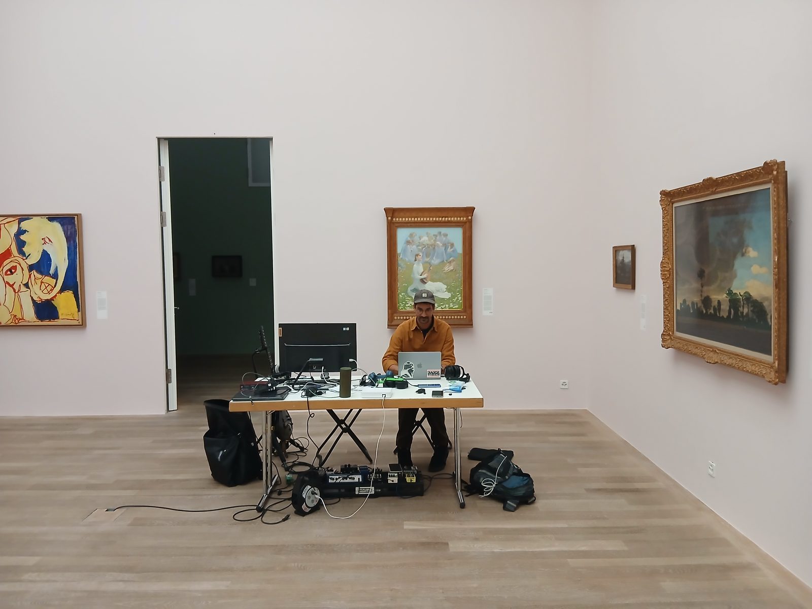 La pièce s'écrit sur place, au milieu des tableaux de la collection.