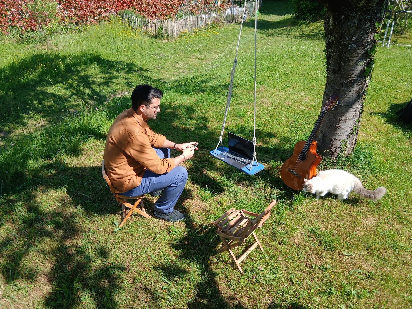 Composer dehors : un ordinateur, une guitare, un jardin.